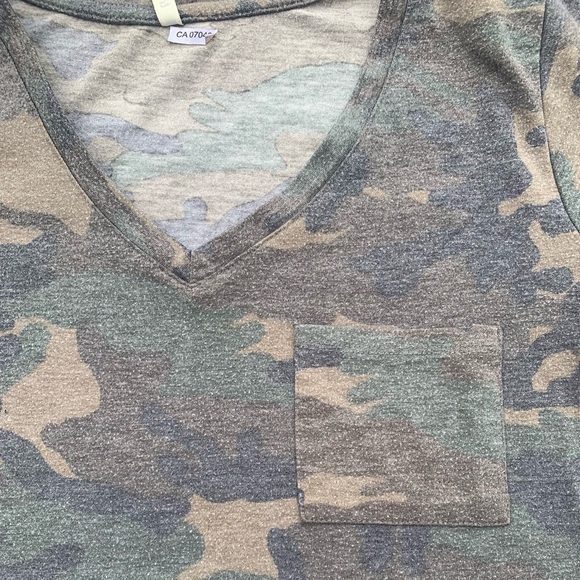 💛 Trescics Camo Print V-Neck Tee with Pocket - Size S - Picture 4 of 7